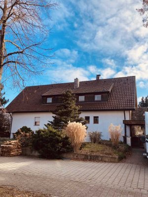 Schönes, freistehendes Zweifamilienhaus mit großem Grundstück 1552 m² in Bad Boll