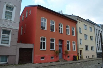 Helle, freundliche,topsanierte Altbauwohnung mit Holzfussboden und sichtbaren Balken