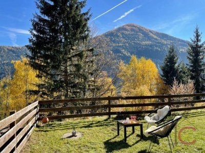 Bergidyll trifft Rendite in Sonnenruhelage: Stilvolle 3-Zi.-Gartenwohnung in Skipistennähe