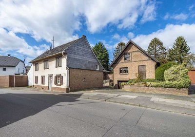 Liegenschaft bestehend aus zwei Immobilien auf großem Grundstück