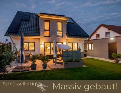 *Modernes Einfamilienhaus mit eckigem Giebel - Individuell geplant - Massiv gebaut*