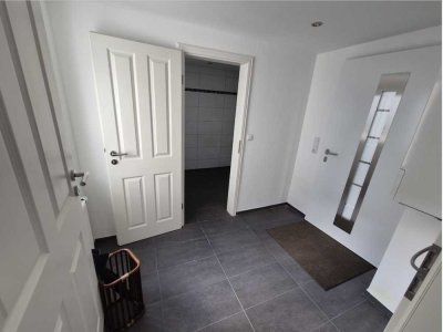 Neuwertige Wohnung mit zwei Zimmern und Balkon in Ludwigshafen