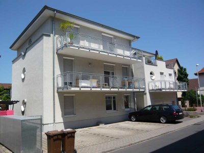 2. OG praktischer Zuschnitt in kleiner Einheit, gepflegt mit Aufzug,  Balkon und Garage