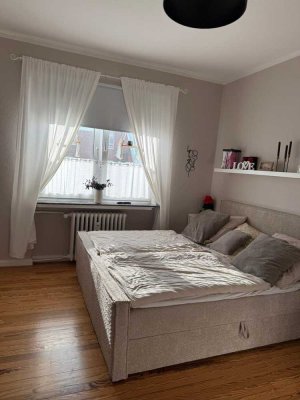 ANFRAGEN NUR PER E-MAIL. Altbauwohnung, 5 Zimmer auf 160 m², Balkon und Fahrstuhl
