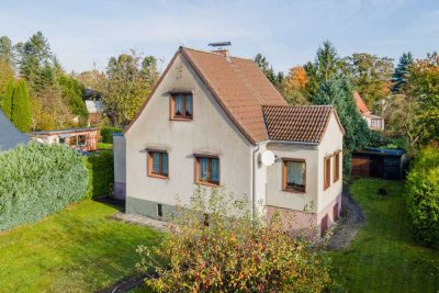 Keller, Garage, Schuppen, großer Garten u.v.m.: Sanierungsbedürftiges Einfamilienhaus in Neuenhagen