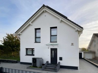 Freistehendes, neuwertiges KFW-40plus Haus mit schönem Garten und Garage