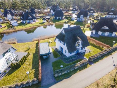 Reetgedeckter Rückzugsort – Haus am Teich in Fuhlendorf