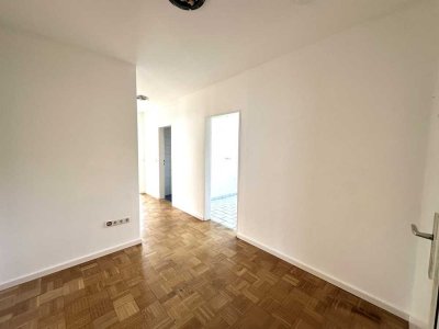 Kumhausen:
Schön geschnittene 3-Zi. Wohnung mit Balkon und Garage in kleiner Wohnanlage.