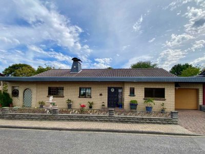 BUNGALOW mit Pool-Landschaft, Garage und Keller – ruhige Lage