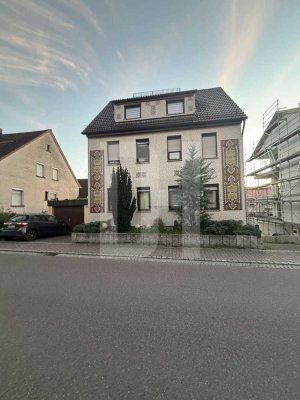 Vierfamilienhaus und extra Grundstück mit Baugenehmigung für ein 2 Fam.-Haus zu verkaufen!