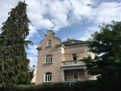 Wohnung in Villa mit Balkon und Autoabstellplatz!