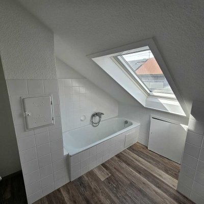 Renovierte 3 Zimmer Dachgeschosswohnung ohne Ebk !!