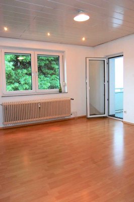 Helle, geräumige 3,5 Zimmer-Wohnung mit geh. Innenausstattung mit Balkon, Keller sowie EBK