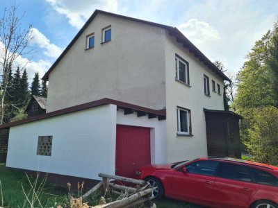 Ruhig gelegenes Zweifamilienhaus mit Ausbaumöglichkeiten in Bischofsgrün – Natur, Erholung und Poten