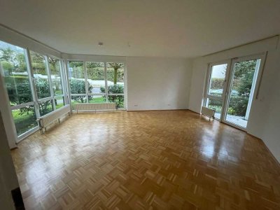 Geschmackvolle 2,5-Raum-EG-Wohnung mit gehobener Innenausstattung mit Terrasse und EBK in Kronberg