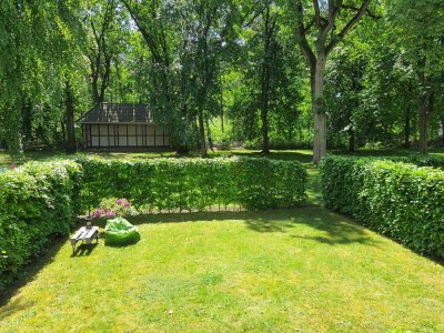 Wohnen im Park: Kernsaniertes Gründerzeithaus, hohe Decken, Südausrichtung, Balkon und Garten