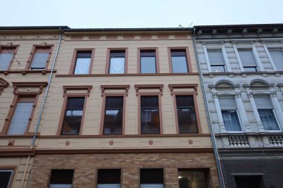 Helle und schöne 2,5 Zimmerwohnung, 1. Etage, helles Duschbad mit Fenster