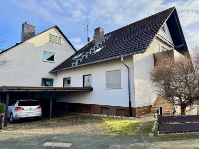 Gemütliche Dachgeschosswohnung im 2 FH -
mit Carport, Balkon und Tageslichtbad
