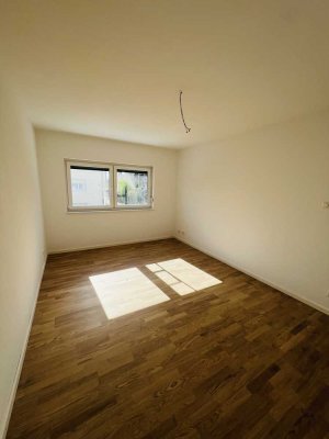 Erstbezug nach Sanierung mit Balkon: freundliche 4-Zimmer-Wohnung in Östringen, Neubauniveau