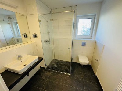 Schlüsselfertig wohnen: 1-Raum-Wohnung  mit Balkon und Einbauküche in guter Lage