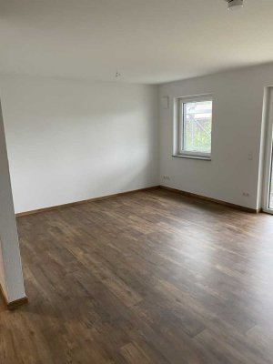 Stilvolle, neuwertige 1-Zimmer-Terrassenwohnung mit gehobener Innenausstattung mit EBK in Mainleus