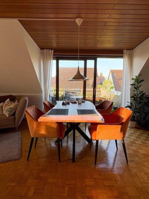Lichtdurchflutete Obergeschoss Wohnung mit sonnigem Balkon und großem Dachgeschoss Zimmer