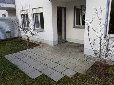 Schöne, modernisierte 2-Zimmer-Wohnung mit Terrasse und Einbauküche in Haunstetten