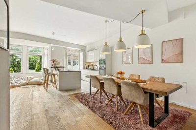 Luxuriöses Wohnen auf zwei Ebenen: Maisonette mit Gartenparadies und eigenem Pool