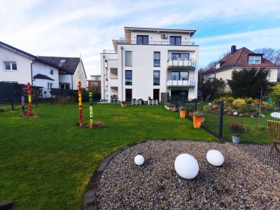 Charmante Eigentumswohnung mit riesigem Privatgarten, Terrasse & Garagenstellplatz