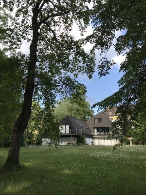 Maisonette-Whg. ca. 86 qm (2,5 Zi., EBK, 2x Bad/WC, Kamin, Garage, Keller) auf großem Seegrundstück