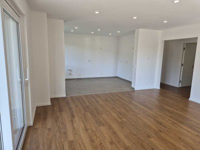 FRISCH RENOVIERT! MODERNE 4 RAUM-WOHNUNG MIT GARTENANTEIL, FB HZG. TG, UND EXTRAS!