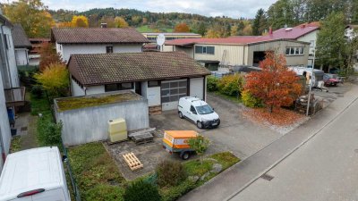 Wohnhaus mit Werkstatt und Garagen