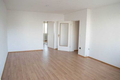 Gepflegte, helle 2-Zimmer-Wohnung mit Stellplatz, Balkon und EBK in Erlangen-Bruck.