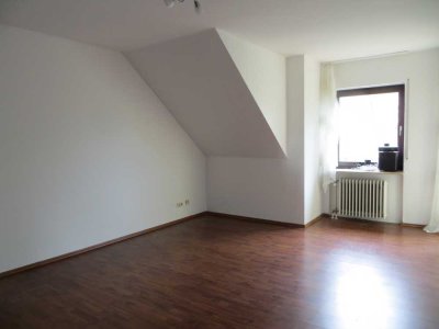Charmante 2-Zimmer-Dachgeschosswohnung mit Balkon in ruhiger Lage