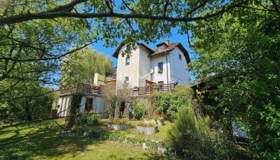 Solides Ein-/Zweifamilienhaus mit Ausbau- und Gestaltungspotenzial - Traumaussicht garantiert