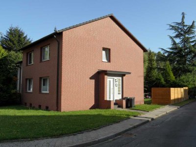 Super schöne und energetisch modernisierte 3,5 Zimmer Wohnung mit großer Terrasse in ruhigem Zweifam