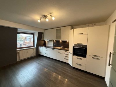 Moderne 3 Zimmer Dachgeschosswohnung mit Balkon und EBK