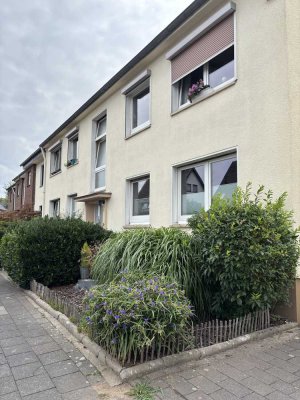 Helle 2 Zimmer DG-Wohnung mit Einbauküche und Balkon in Duisburg-Homberg