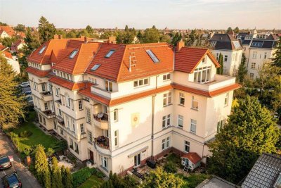 In bester Dahlemer Villenlage: 5-Zimmer-DG-Maisonette mit Südwest-Terrasse und Aufzug