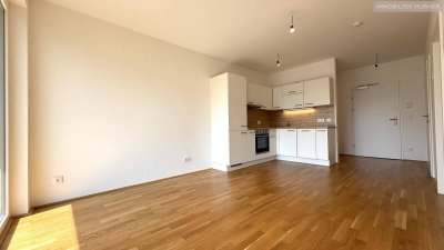 Günstige Neubauwohnung mit MEGA-SÜD-BALKON (11,77m²) nahe Akademiepark