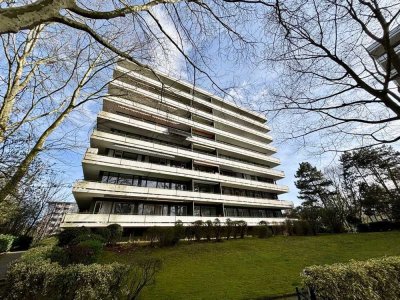 Renovierungsbedürftige Wohnung im 6. Stock mit tollem Weitblick in Düsseldorf-Lörick