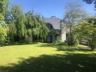 EXKLUSIVE LANDHAUSVILLA mit großem Garten und Panoramafenstern in Münchner Bestlage