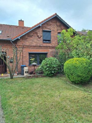 Familienfreundliches Mittelreihenhaus mit großem Garten und zwei Garagen von privat