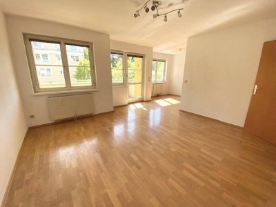 Grünblick von allen Räumen: Terrassenwohnung mit 3 Zimmern und Im Wohnraum integrierter Küche, sonnig + ruhig, Nähe Lainzer Tiergarten, U4-Ober St. Veit!
