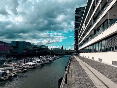 Loft mit Blick auf den lebendigen Hafen