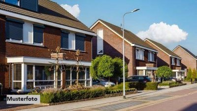 Gepflegtes Zweifamilienhaus mit Schwimmteich und exklusivem Wellnessbereich