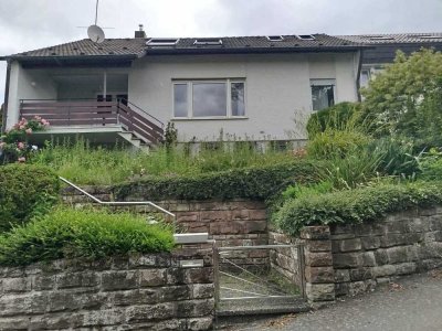 Günstige 6-Raum-Doppelhaushälfte in Weinstadt