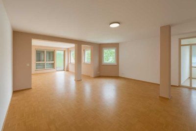Exklusives Wohnen am Wasser: Stilvolle 4-Zimmer-Wohnung mit Terrasse & 179m² Nutzfläche in Bestlage