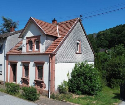 Mittelbrunn - Sanierungsbedürftiges Einfamilienhaus mit großem Grundstück