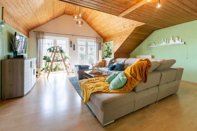 ZUR KAPITALANLAGE ODER EIGENNUTZUNG *Ansprechende 3-Zimmer-Dachgeschosswohnung mit Gartenanteil*